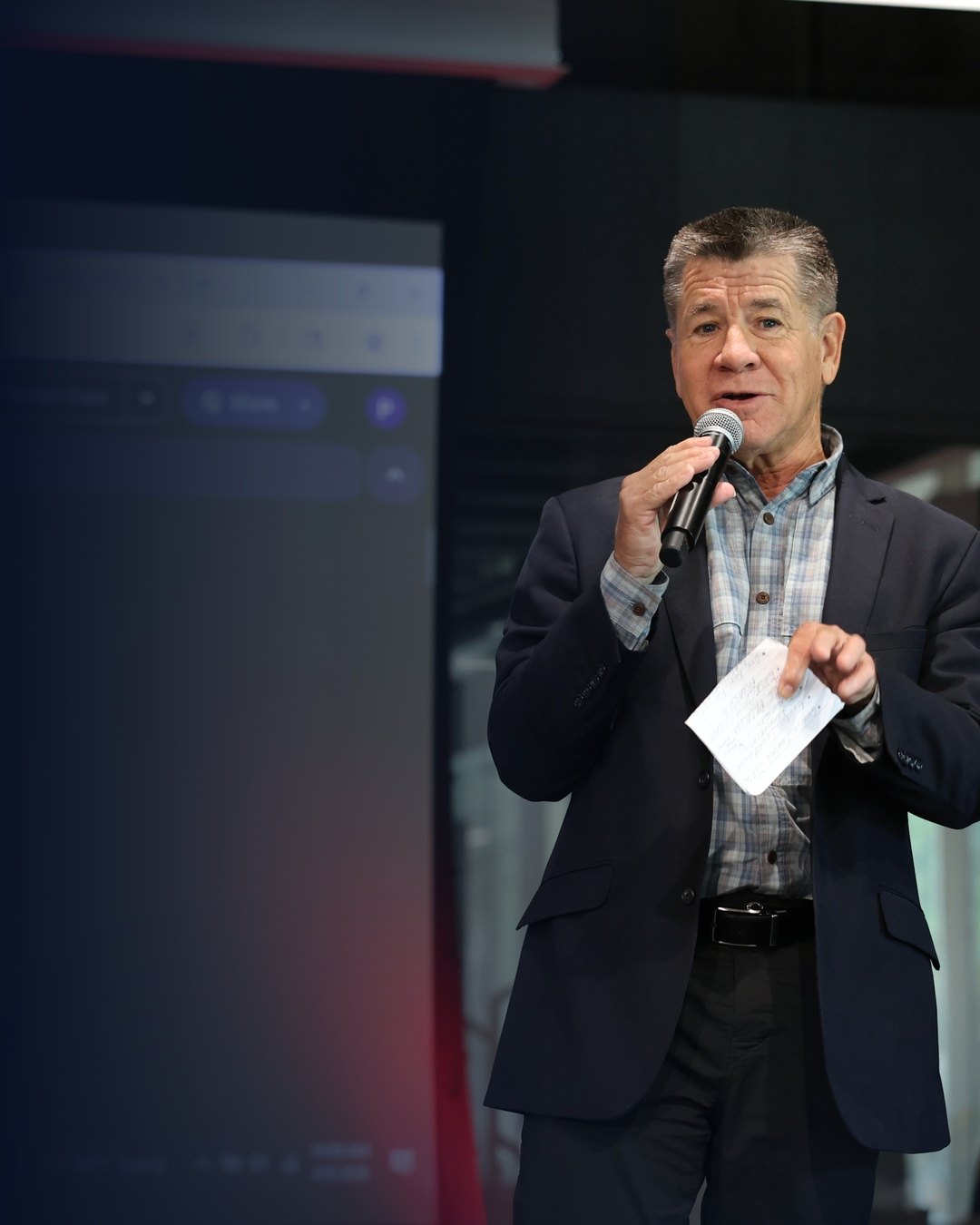 Chris Murphy pitching NewGenium on the IdeaDay stage